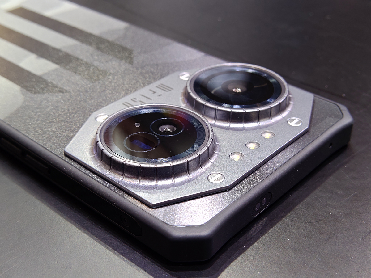 世界最薄や色の変わるスマホなど、「スマホの祭典」で見つけた気になる